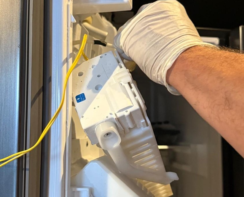 Técnico reparando Nevecon a domicilio en Medellín